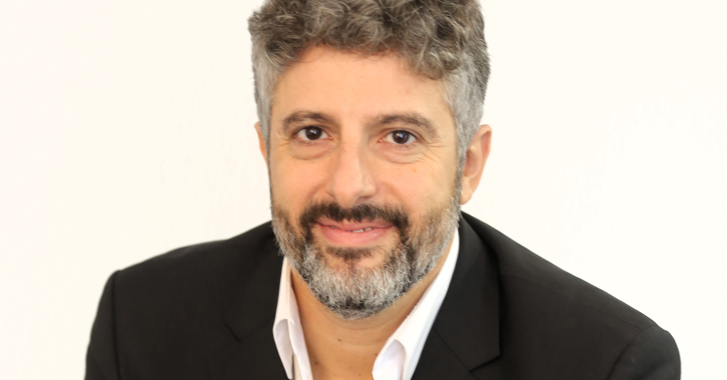Una fotografía en primer plano del pianista Javier Negrín